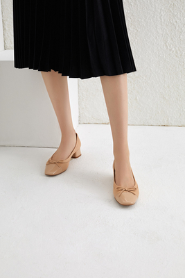 Tan Womens Leisure Shoes Soft Leather 2cm Heel Shoes With Bow Upper